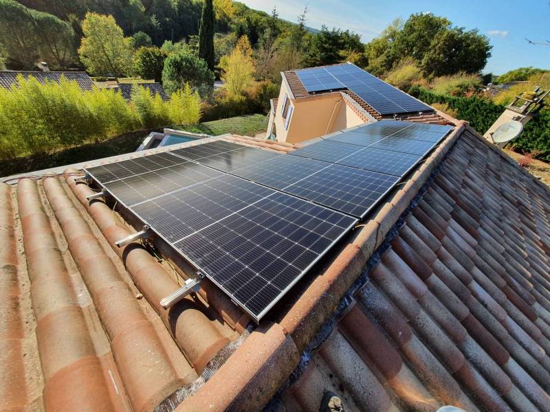 découvrez tout ce qu'il faut savoir sur les prix d'installation des panneaux solaires. comparez les coûts, les aides disponibles et les économies d'énergie potentielles pour un investissement durable et écologique.
