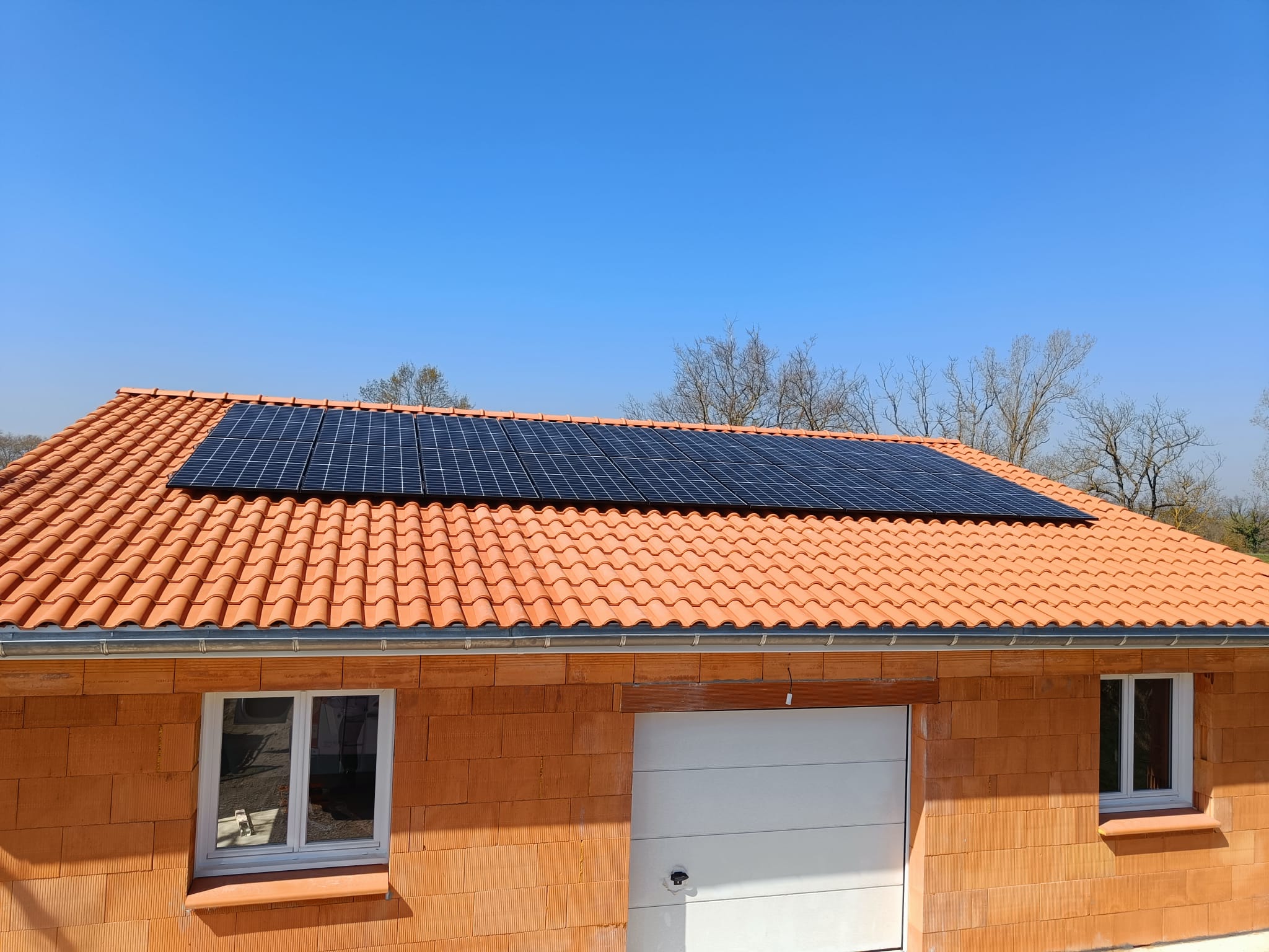 découvrez les prix des panneaux solaires pour une surface de 200m2. comparez les offres, explorez les avantages fiscaux et les économies d'énergie possibles. faites le choix éclairé pour un foyer plus durable.