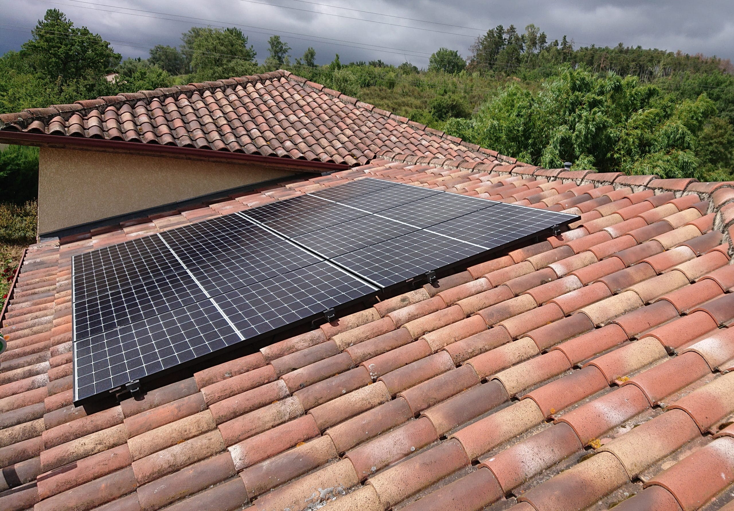 découvrez comment optimiser la surface de panneaux photovoltaïques sur votre maison pour maximiser la production d'énergie solaire et réduire vos factures d'électricité. informez-vous sur les meilleures pratiques d'installation et les avantages écologiques associés à l'énergie renouvelable.