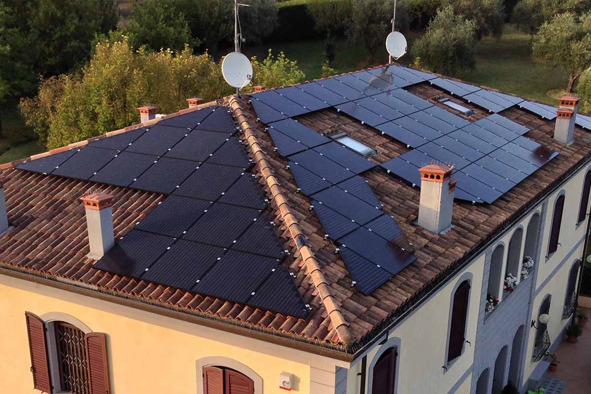 découvrez les toits solaires, une solution innovante et écologique pour produire de l'énergie renouvelable tout en préservant l'esthétique de votre maison. optez pour une alternative durable qui réduit votre empreinte carbone et fait des économies sur vos factures d'électricité.