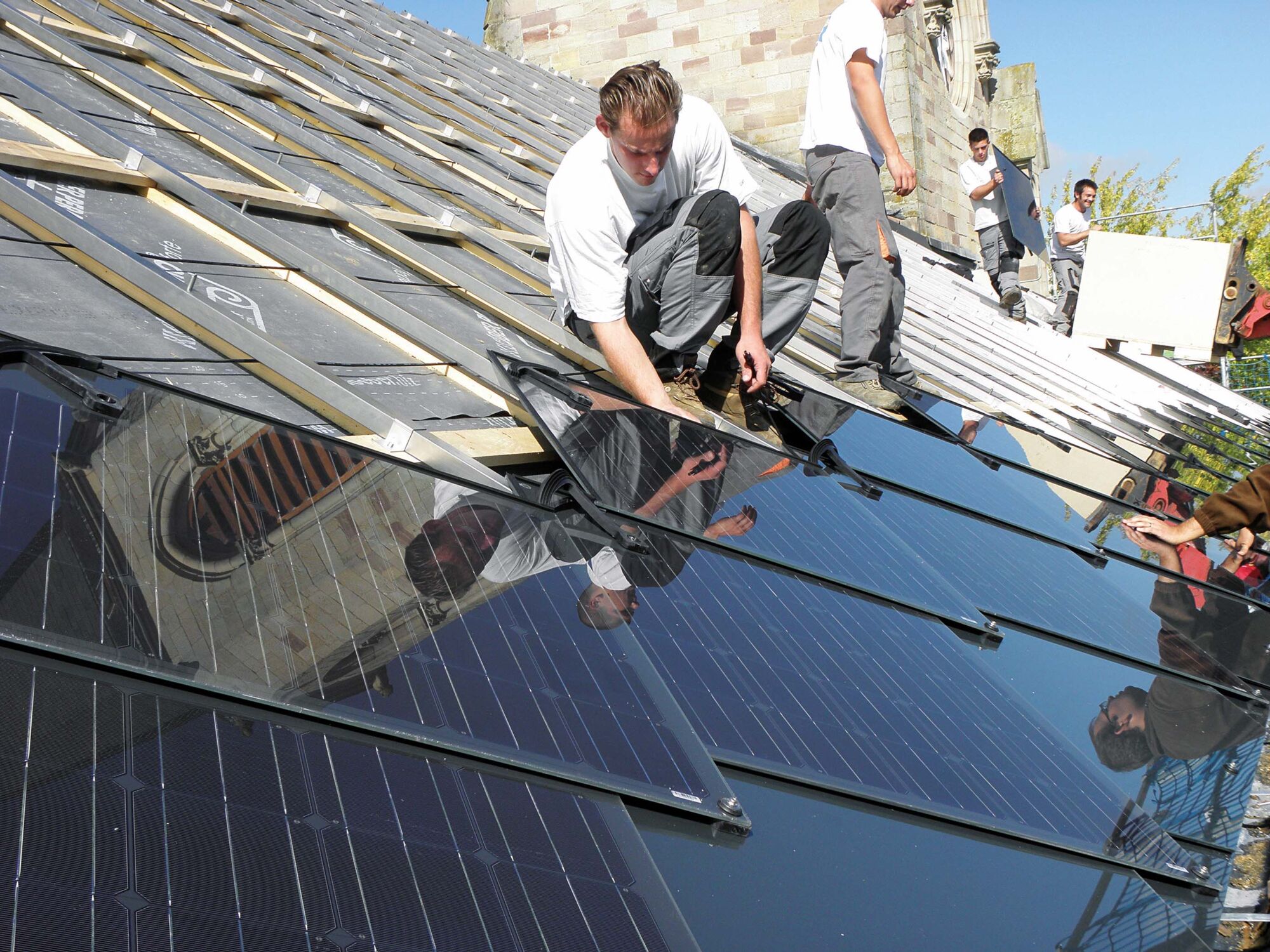 découvrez l'harmonie entre performance et design avec nos tuiles photovoltaïques esthétiques. alliez efficacité énergétique et élégance pour votre maison, tout en contribuant à la transition énergétique.