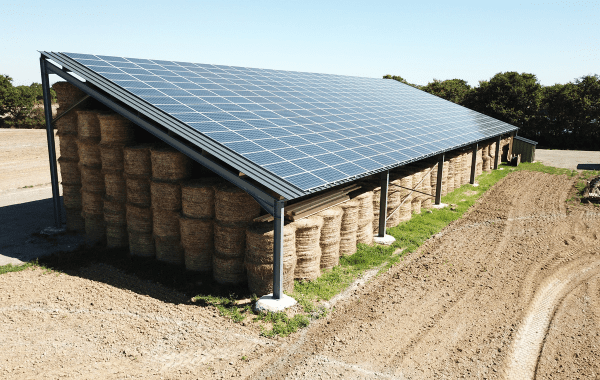 découvrez comment optimiser la surface des panneaux photovoltaïques en agriculture pour maximiser la production d'énergie et soutenir la transition écologique. explorez les avantages de l'intégration des technologies solaires dans les exploitations agricoles tout en préservant les terres agricoles.