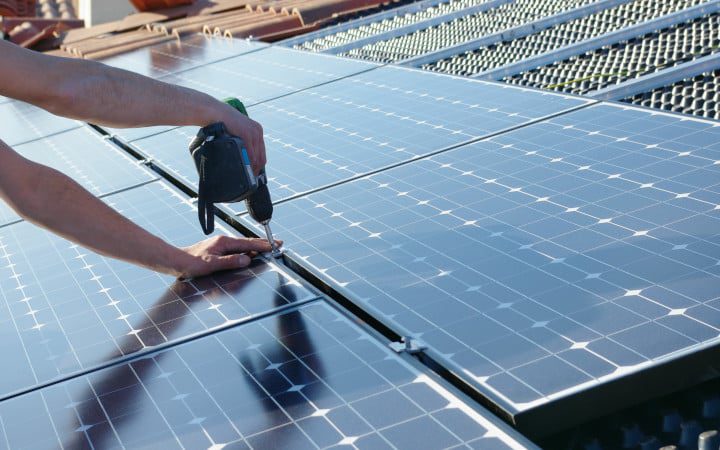 découvrez les principales différences entre les panneaux solaires photovoltaïques et thermiques. apprenez comment choisir le système le plus adapté à vos besoins énergétiques et maximisez l'efficacité de votre installation solaire.