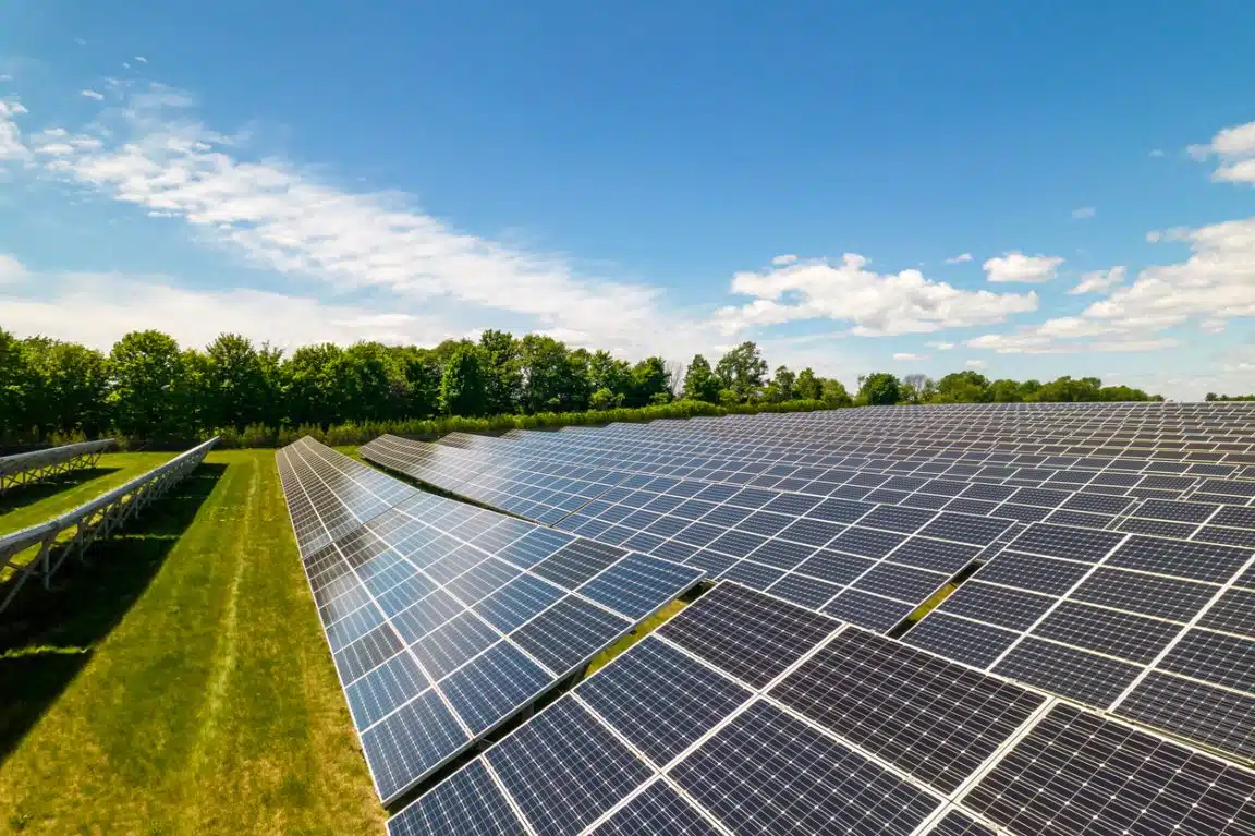 découvrez comment les panneaux solaires fonctionnent la nuit et explorez les solutions innovantes pour stocker l'énergie solaire. apprenez-en davantage sur les technologies qui permettent de bénéficier des avantages de l'énergie solaire même après la tombée du jour.