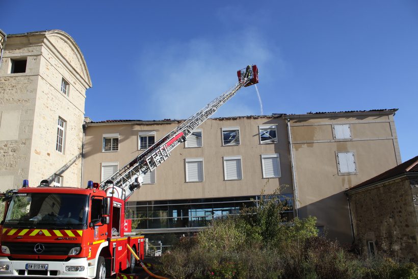 un incendie s'est déclaré dans une école de l'allier, mettant en lumière les dangers potentiels liés à l'installation de panneaux photovoltaïques. découvrez les détails de cet événement ainsi que les mesures de sécurité à prendre pour éviter de tels incidents.