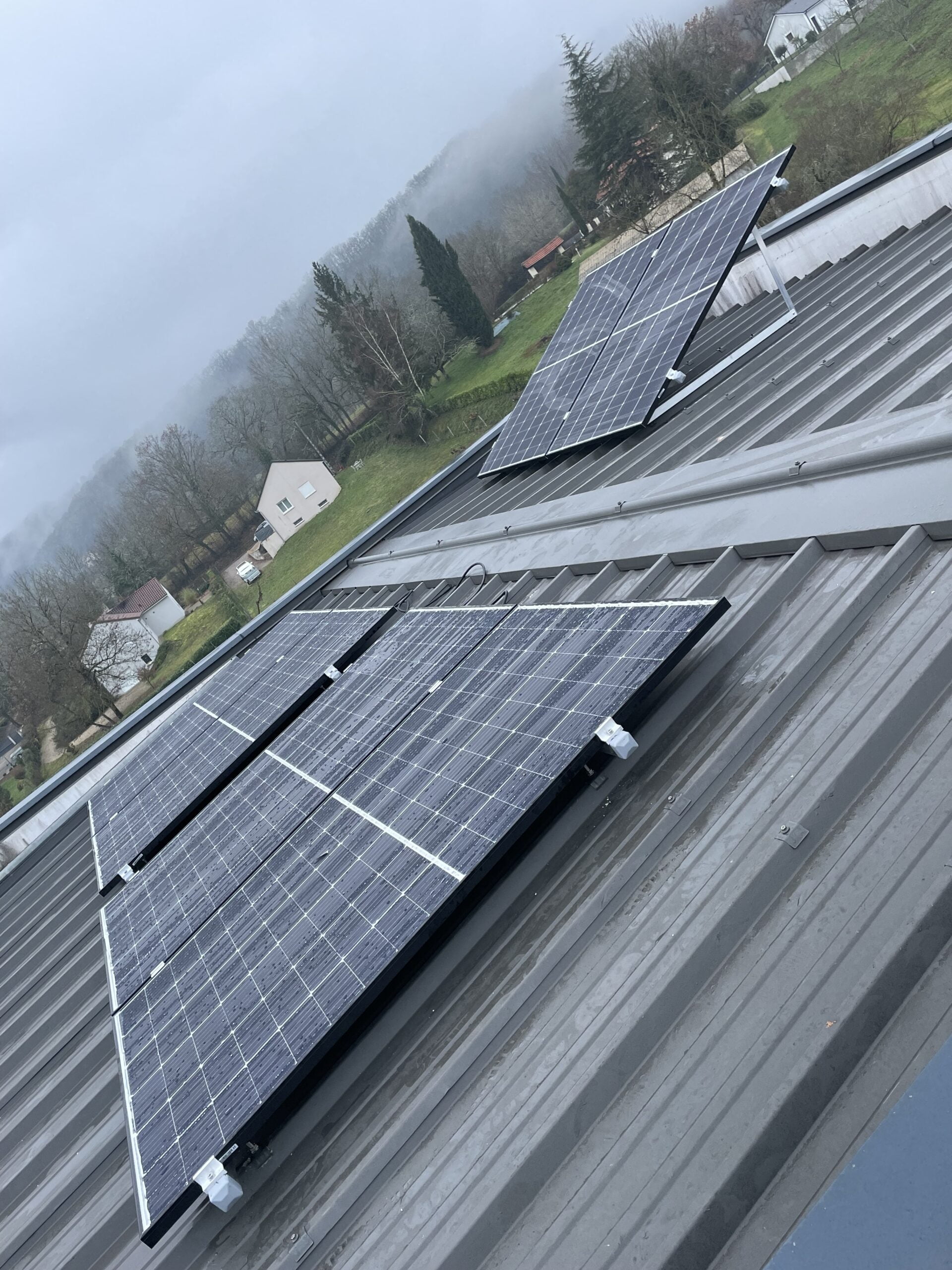 découvrez nos solutions de fixation pour panneaux solaires, conçues pour garantir une installation sécurisée et durable. optimisez votre production d'énergie avec des systèmes robustes et faciles à installer, adaptés à tous types de toits. profitez d'une énergie verte avec une fixation fiable.