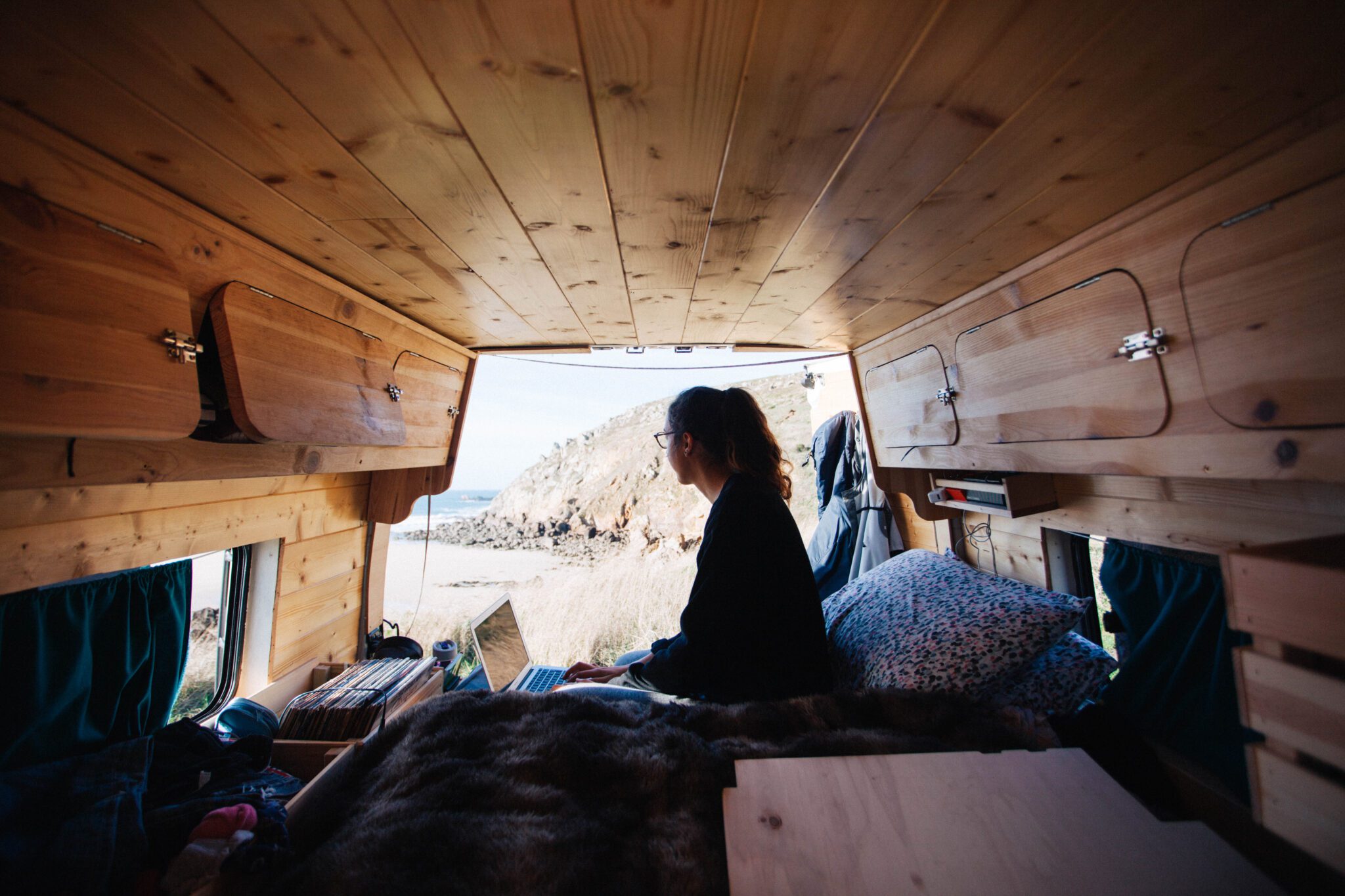 découvrez les avantages des panneaux solaires pour votre van ! optimisez votre autonomie énergétique lors de vos voyages grâce à des solutions écologiques et efficaces. explorez nos conseils pour choisir le meilleur système photovoltaïque adapté à votre véhicule.