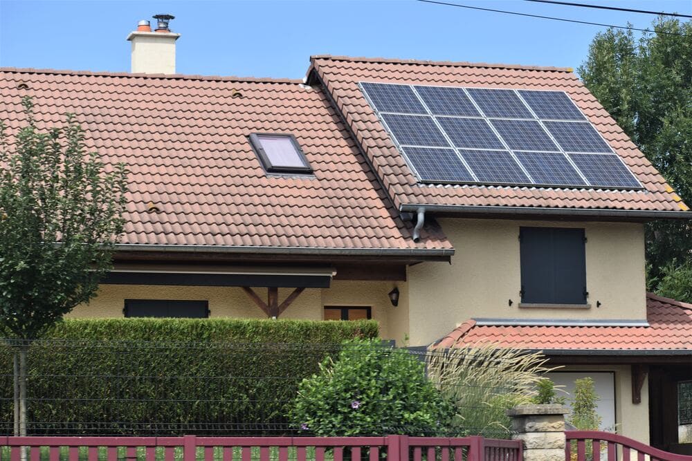découvrez comment les panneaux photovoltaïques s'intègrent dans l'urbanisme moderne, favorisant une ville durable et respectueuse de l'environnement. explorez les enjeux, les avantages et les réglementations autour de l'installation de ces technologies dans les espaces urbains.