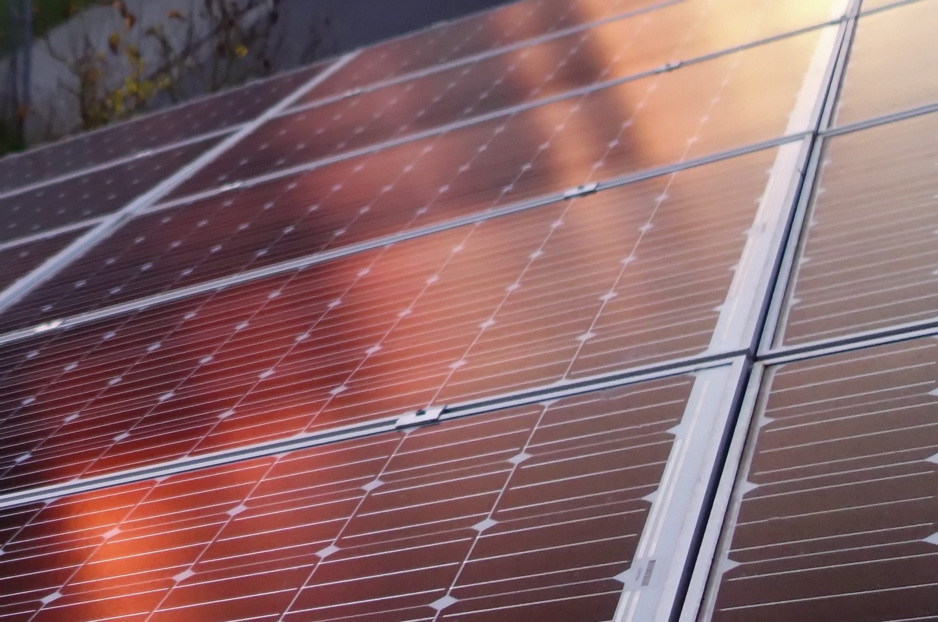 découvrez comment l'installation de panneaux photovoltaïques peut impacter la valeur de revente de votre maison. explorez les avantages économiques et écologiques pour attirer les acheteurs et maximiser votre investissement immobilier.