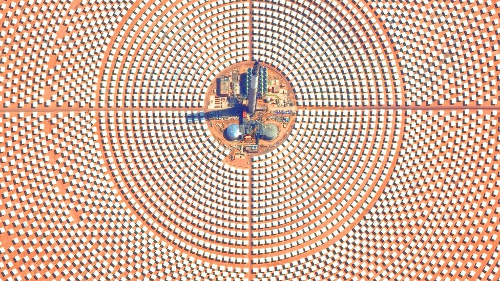 découvrez ouarzazate, la ville marocaine des cinéastes, et son engagement envers l'énergie durable grâce aux panneaux solaires. explorez comment cette région ensoleillée transforme son potentiel énergétique en un avenir écologique, tout en préservant son patrimoine culturel.