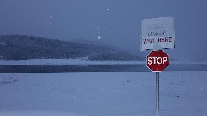 découvrez l'impact de la neige et de la glace sur les panneaux, ainsi que les solutions pour préserver leur efficacité et prolonger leur durée de vie. protégez vos installations des dommages hivernaux.