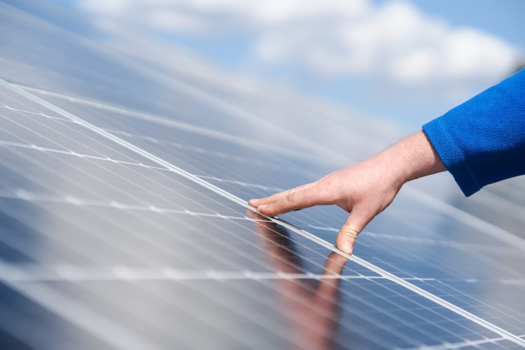 découvrez le rôle essentiel de l'installateur de panneaux photovoltaïques, un professionnel clé dans la transition énergétique. apprenez-en plus sur ses missions, ses compétences et l'impact de ses interventions sur l'efficacité énergétique et le développement durable.