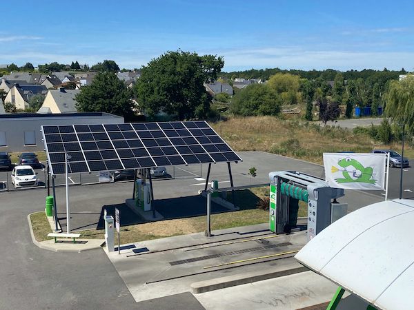 découvrez comment optimiser la surface des panneaux photovoltaïques pour alimenter votre véhicule électrique, tout en maximisant l'efficacité énergétique et en contribuant à une mobilité durable.
