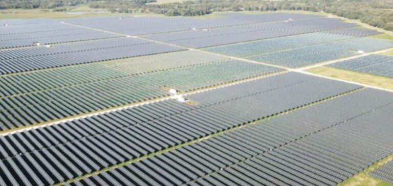 découvrez comment les innovations récentes dans le domaine des panneaux solaires transforment notre approche de l'énergie renouvelable. explorez leur impact sur l'environnement, les économies d'énergie et les technologies durables pour un avenir plus vert.