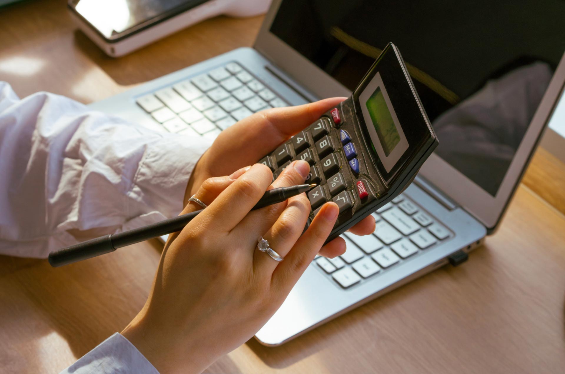 découvrez les différentes aides disponibles pour l'installation de panneaux photovoltaïques en france. optimisez votre investissement grâce aux subventions, crédits d'impôt et primes proposées par l'état et les collectivités pour la transition énergétique.