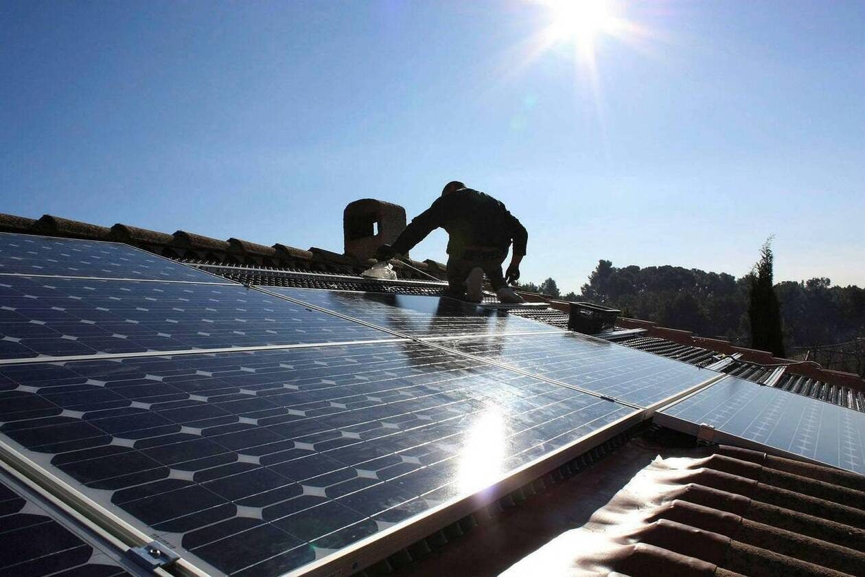 découvrez les différentes aides et subventions disponibles pour l'installation de panneaux photovoltaïques en france. optimisez votre investissement tout en contribuant à la transition énergétique.