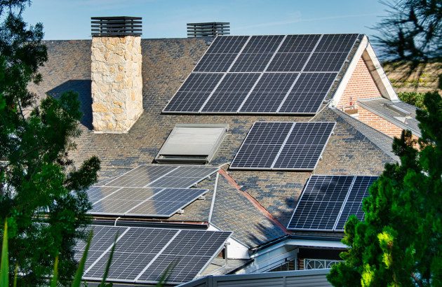 découvrez l'importance de l'angle des panneaux solaires pour maximiser leur efficacité. apprenez comment l'orientation et l'inclinaison influencent la production d'énergie solaire et optimisez votre installation pour un rendement optimal.