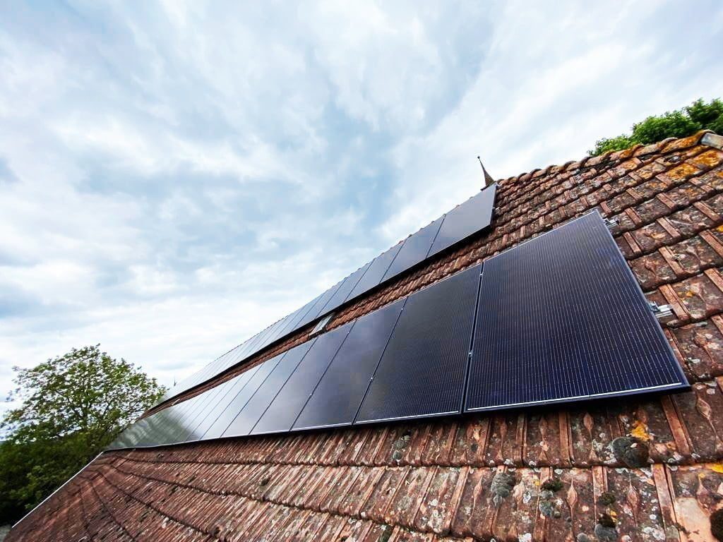 découvrez les avantages fiscaux liés à l'installation de panneaux photovoltaïques : réductions d'impôts, crédits d'impôt et aides gouvernementales qui rendent l'énergie solaire économique et accessible.