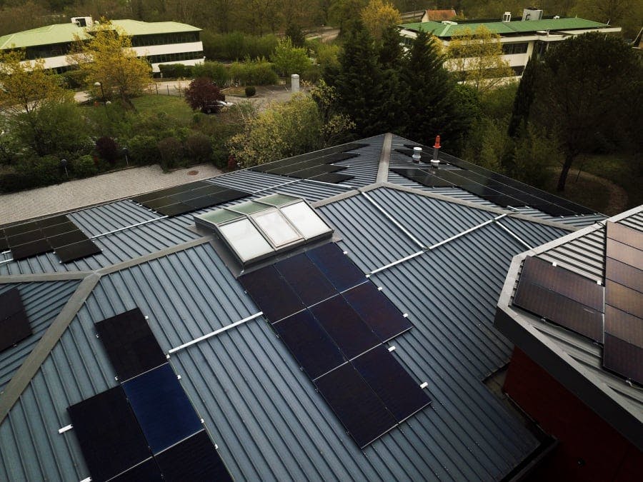 découvrez les avantages des panneaux photovoltaïques pour les entreprises : réduction des coûts énergétiques, impact positif sur l'environnement, valorisation de votre image de marque et indépendance énergétique. optez pour une solution durable et économique grâce à l'énergie solaire.