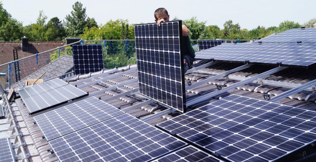 découvrez le coût estimé d'une installation photovoltaïque de 9 kw en 2025. informez-vous sur les aides disponibles, les retours sur investissement et les tendances du marché pour optimiser votre projet d'énergie solaire.