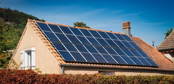 découvrez les coûts cachés liés à l'installation de panneaux solaires. évitez les surprises et apprenez comment optimiser votre investissement en électricité verte.