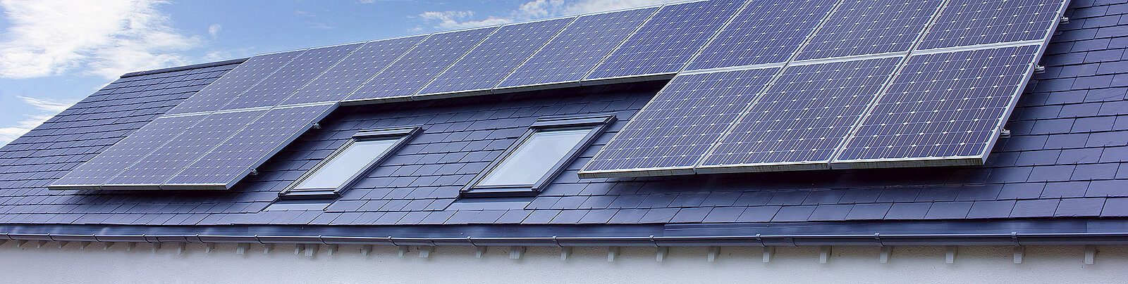 découvrez tout sur les coûts des panneaux photovoltaïques : prix d'achat, installation, aides financières et retour sur investissement pour faire le choix le plus adapté à vos besoins énergétiques et environnementaux.