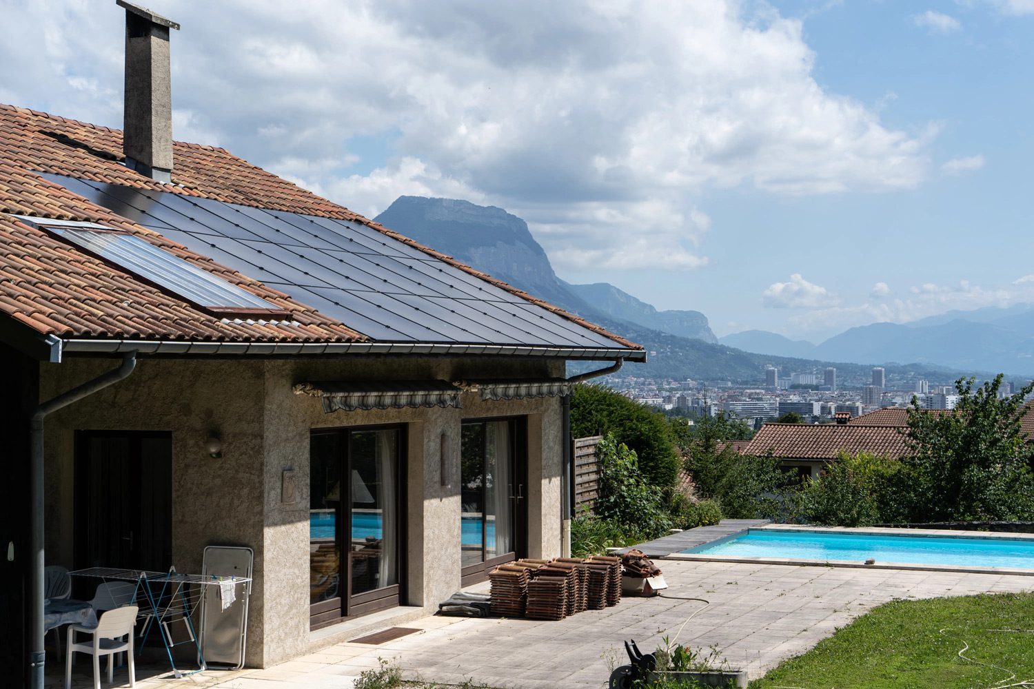 découvrez les coûts des panneaux solaires et les facteurs qui influencent leur prix. informez-vous sur les économies d'énergie possibles, les aides financières et le retour sur investissement pour une installation solaire rentable.