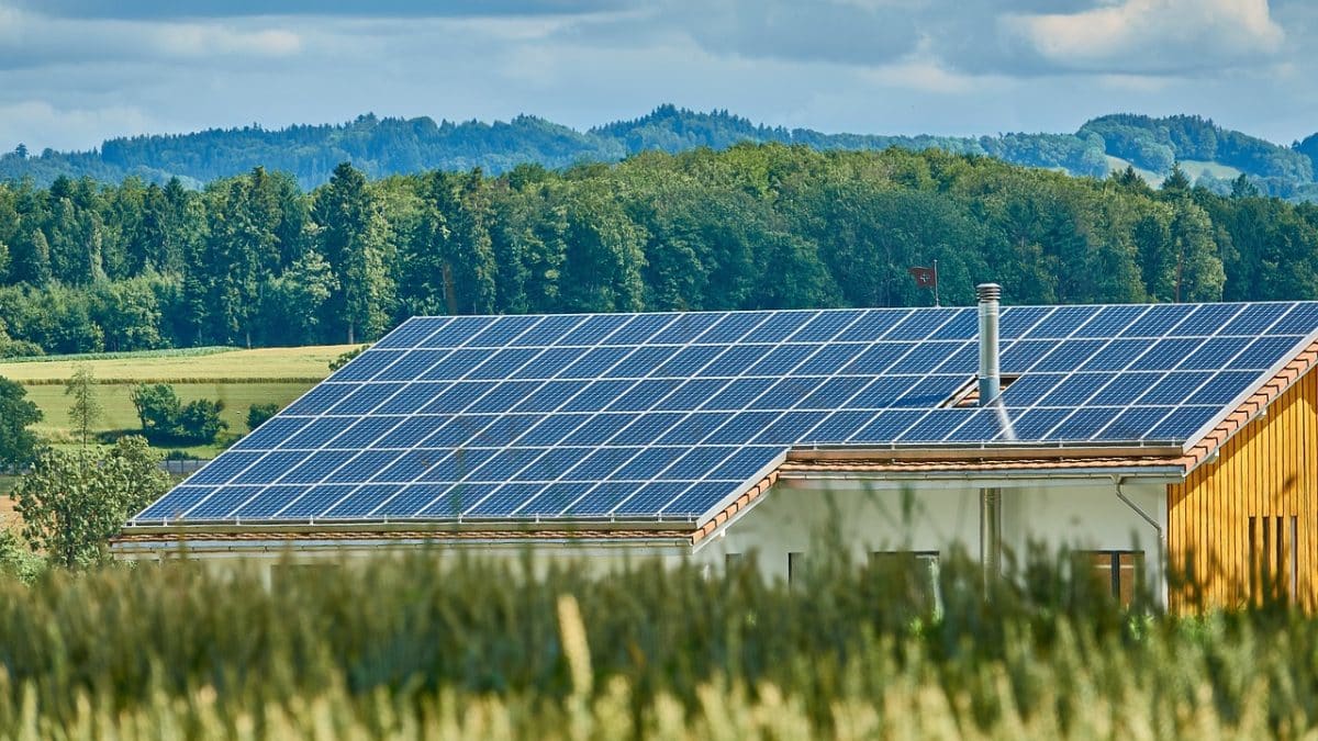découvrez les coûts des panneaux solaires : analysez les prix d'installation, les économies d'énergie potentielles et les aides financières pour faire le bon choix pour votre projet d'énergie renouvelable.