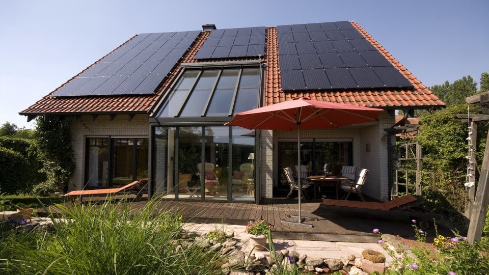découvrez comment dimensionner correctement vos panneaux solaires pour optimiser leur efficacité énergétique. apprenez les étapes essentielles, les facteurs à considérer et les erreurs à éviter pour maximiser votre investissement solaire.