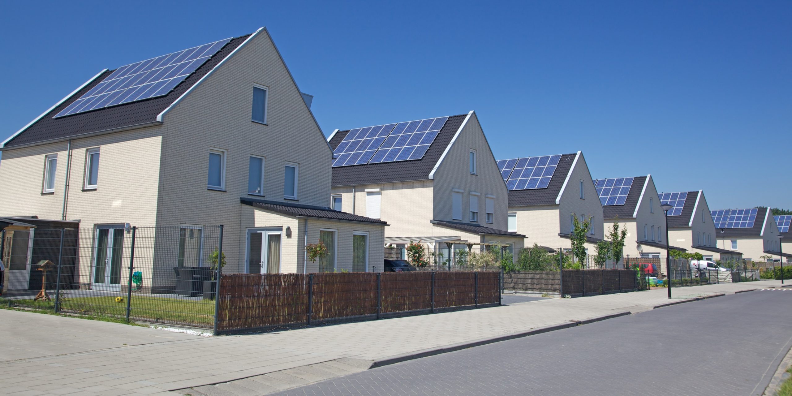 découvrez la durée de vie optimale des panneaux photovoltaïques et les facteurs influençant leur performance. informez-vous sur l'entretien, les garanties, et les technologies pour maximiser votre investissement en énergie solaire.