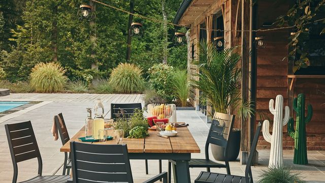 découvrez nos solutions d'éclairage pour abris de jardin. transformez votre espace extérieur en un véritable havre de paix, idéal pour vos soirées en plein air. lumineux, pratiques et esthétiques, nos systèmes d'éclairage s'adaptent à tous vos besoins.