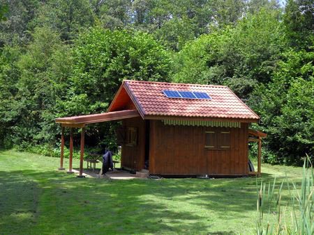 découvrez nos conseils et astuces pour l'installation d'électricité dans votre cabane. apprenez à sécuriser votre espace tout en créant une ambiance chaleureuse et fonctionnelle. idées pratiques pour les bricoleurs et passionnés de nature.