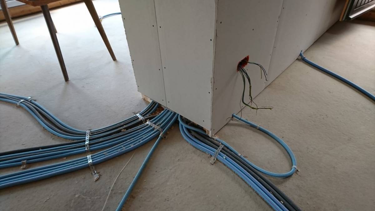 découvrez nos solutions d'électricité pour chalet : installation, rénovation et entretien. profitez d'un confort moderne tout en préservant l'authenticité de votre espace. nos experts vous accompagnent pour une gestion énergétique efficace et durable.