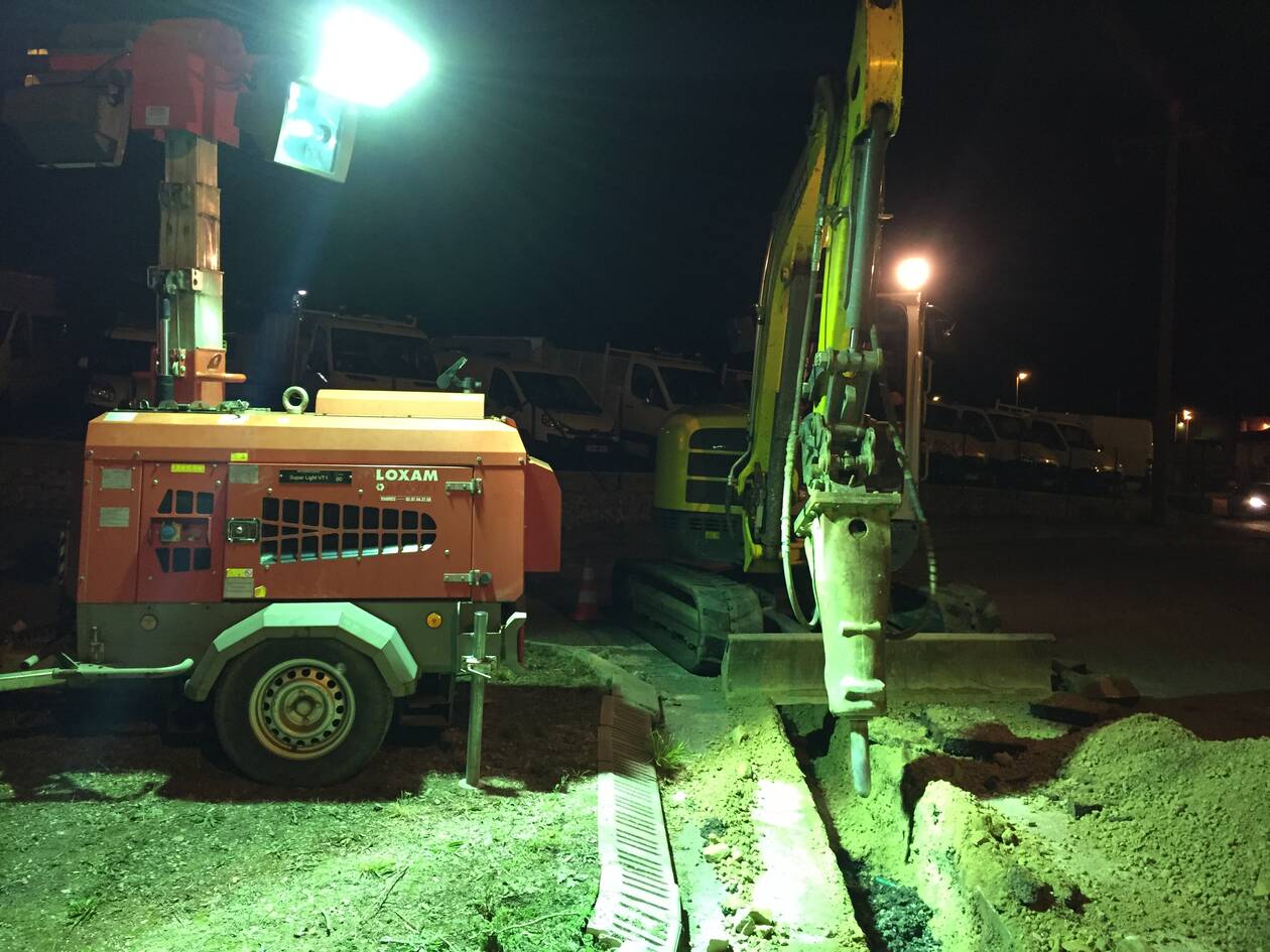 découvrez l'électricité nocturne : un guide complet sur l'importance de l'éclairage et des dispositifs électriques pour illuminer vos nuits, optimiser votre consommation d'énergie et assurer votre sécurité à la tombée du jour.