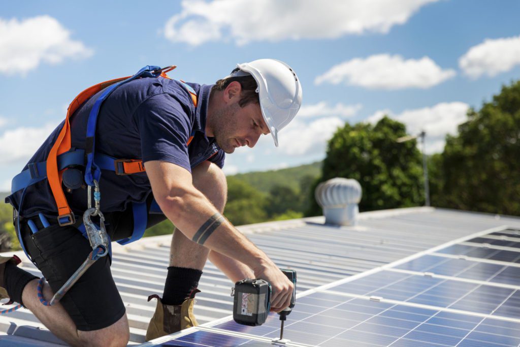 découvrez notre guide complet sur les panneaux photovoltaïques : avantages, installation, choix des équipements et conseils pour optimiser votre production d'énergie solaire.