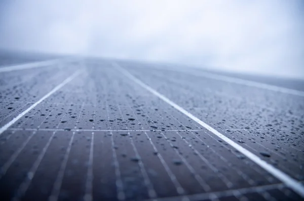 découvrez comment les conditions météorologiques influencent l'efficacité et la performance des panneaux solaires. informez-vous sur les impacts de la pluie, du soleil, du vent et de la neige sur votre installation photovoltaïque pour maximiser votre production d'énergie.