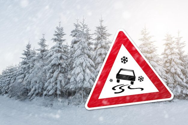 découvrez l'impact de la neige et de la glace sur les panneaux, et apprenez comment protéger vos installations des effets néfastes des intempéries hivernales.