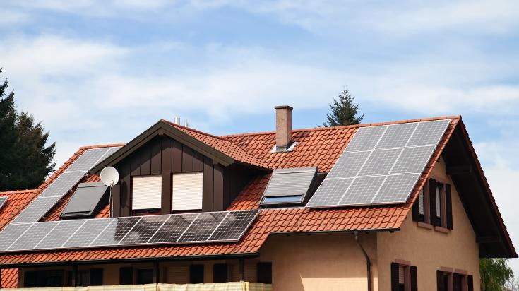 découvrez comment l'installation de panneaux photovoltaïques peut valoriser votre maison lors de la revente. apprenez les avantages financiers et écologiques de cette démarche, ainsi que l'impact sur votre investissement immobilier.