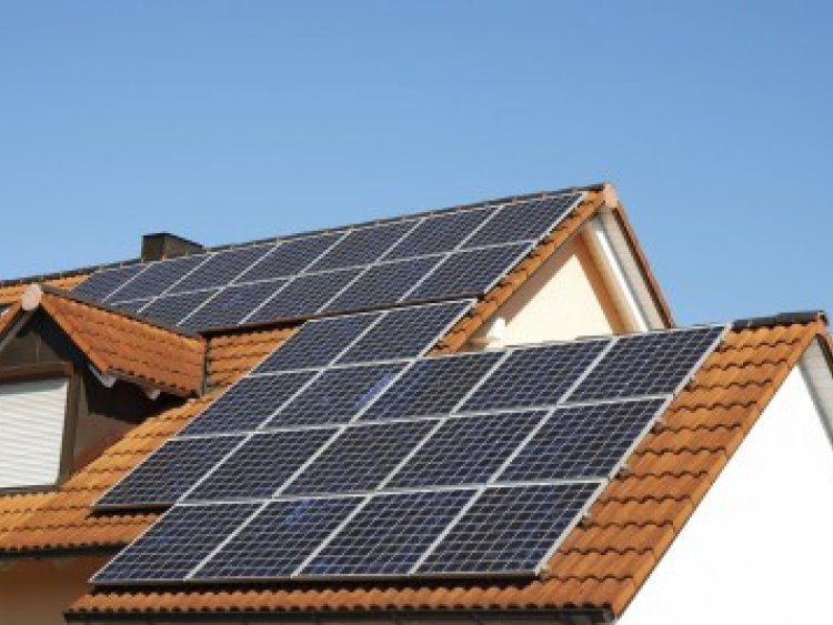 découvrez comment l'installation de panneaux photovoltaïques peut augmenter la valeur de votre maison et faciliter sa revente. apprenez les avantages financiers et environnementaux de cette solution durable.