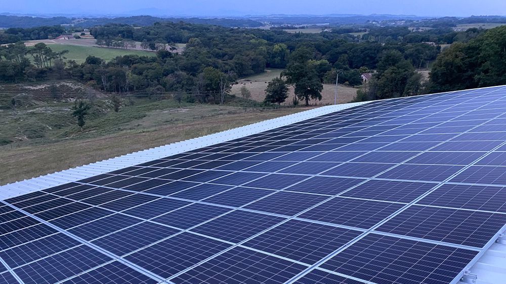 découvrez comment investir dans des panneaux photovoltaïques pour votre entreprise. maximisez vos économies d'énergie, réduisez votre empreinte carbone et bénéficiez des aides financières disponibles. optez pour une solution durable et rentable dès aujourd'hui.
