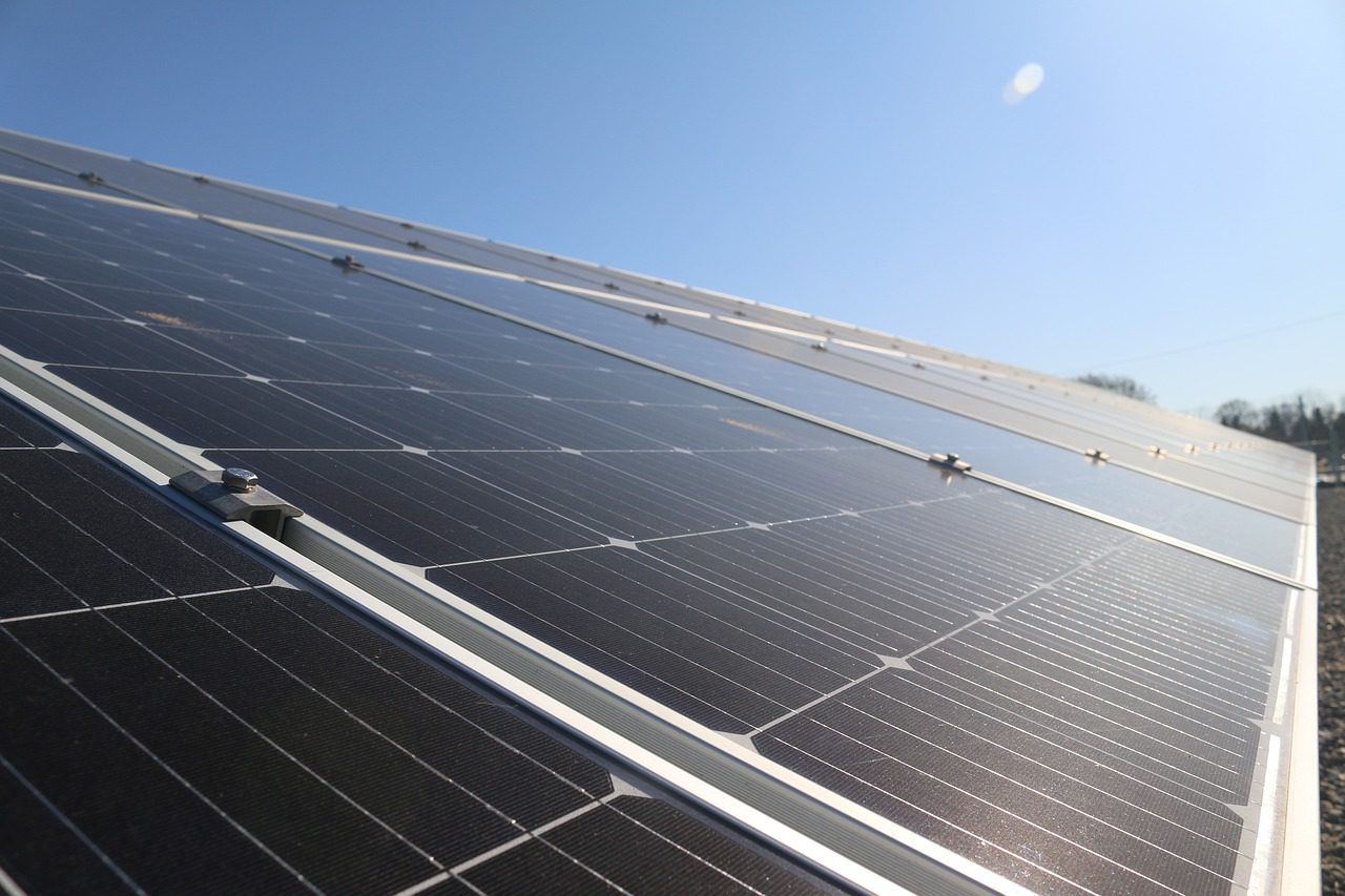 découvrez les opportunités d'investissement dans l'énergie photovoltaïque en 2025. analyse des tendances du marché, des technologies innovantes et des avantages fiscaux pour maximiser votre retour sur investissement.