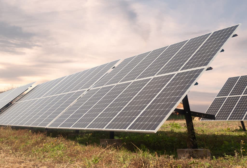 découvrez comment l'investissement dans des panneaux solaires peut réduire vos factures d'énergie tout en contribuant à un avenir durable. explorez les avantages financiers, environnementaux et les aides gouvernementales disponibles pour un passage à l'énergie solaire.