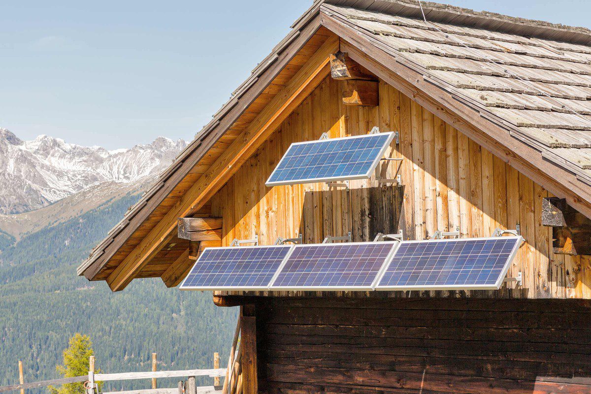 découvrez notre kit solaire pour chalet, conçu pour vous offrir une solution énergétique efficace et autonome. profitez de l'énergie renouvelable pour alimenter votre espace de vie tout en respectant l'environnement. idéal pour les escapades en pleine nature!