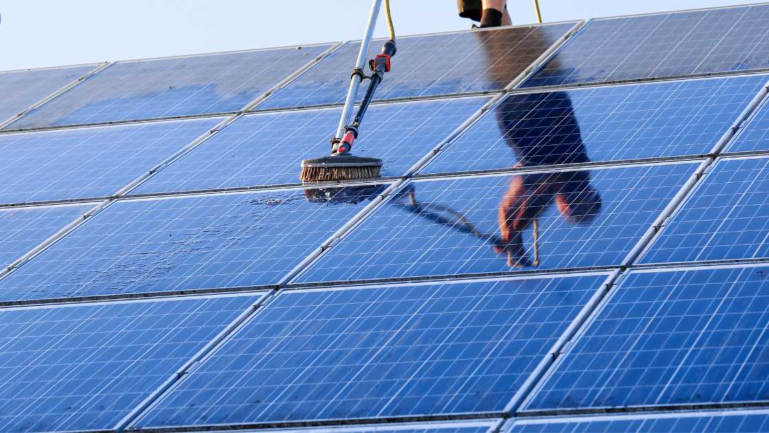 découvrez l'importance du nettoyage des panneaux photovoltaïques pour optimiser leur performance et prolonger leur durée de vie. nos services de nettoyage professionnels garantissent un fonctionnement efficace et une production d'énergie maximisée.