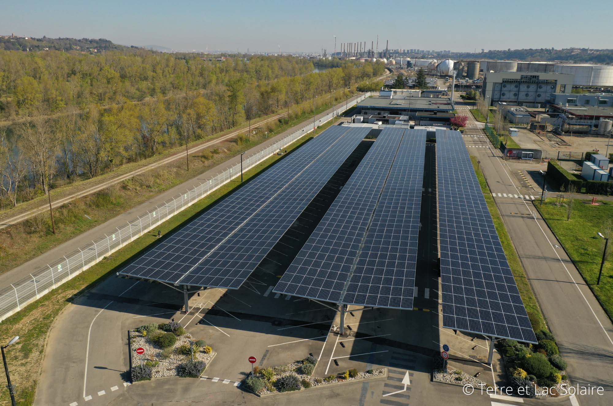 découvrez les avantages des ombrières photovoltaïques : une solution innovante qui combine protection contre le soleil et production d'énergie renouvelable. idéales pour parkings et zones publiques, elles contribuent à votre transition énergétique tout en préservant l'environnement.