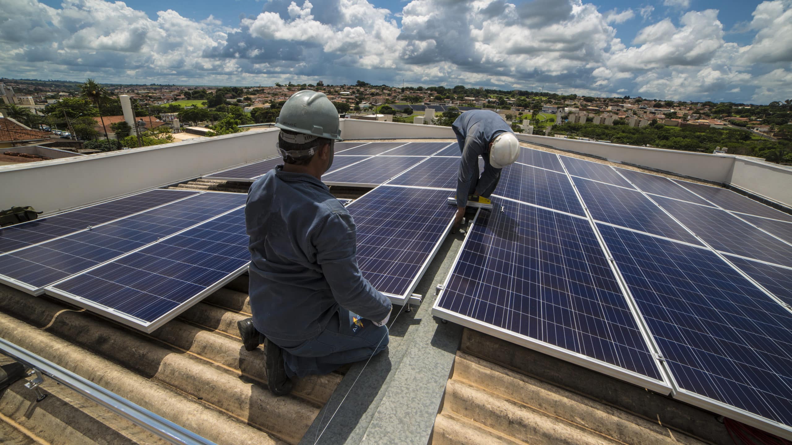 découvrez les avantages des panneaux photovoltaïques pour produire de l'énergie renouvelable, réduire votre facture d'électricité et contribuer à la protection de l'environnement. optez pour une solution durable et économique avec des installations adaptées à vos besoins.