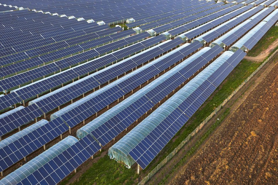 découvrez comment les panneaux photovoltaïques s'intègrent harmonieusement dans les zones monumentales, alliant énergies renouvelables et préservation du patrimoine. informez-vous sur les solutions innovantes pour respecter l'esthétique des sites historiques tout en profitant des avantages de l'énergie solaire.