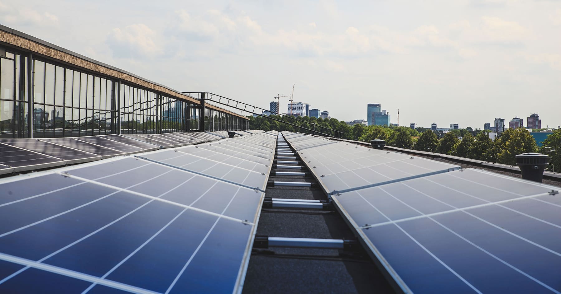 découvrez comment les panneaux photovoltaïques peuvent réduire votre facture d'électricité tout en bénéficiant d'avantages fiscaux. informez-vous sur la tva appliquée et les aides disponibles pour l'installation de solutions solaires.