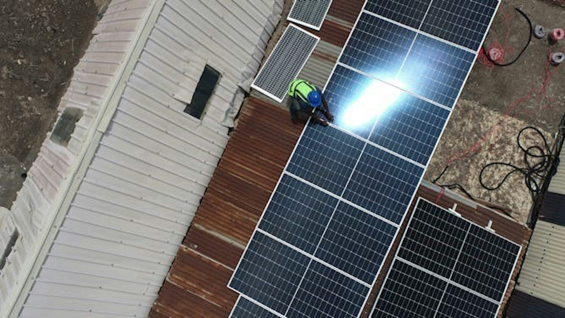 découvrez les panneaux photovoltaïques hors réseau, une solution idéale pour produire votre propre énergie renouvelable de manière autonome. apprenez comment ces systèmes peuvent vous permettre de vous affranchir du réseau électrique traditionnel tout en réduisant votre empreinte carbone.