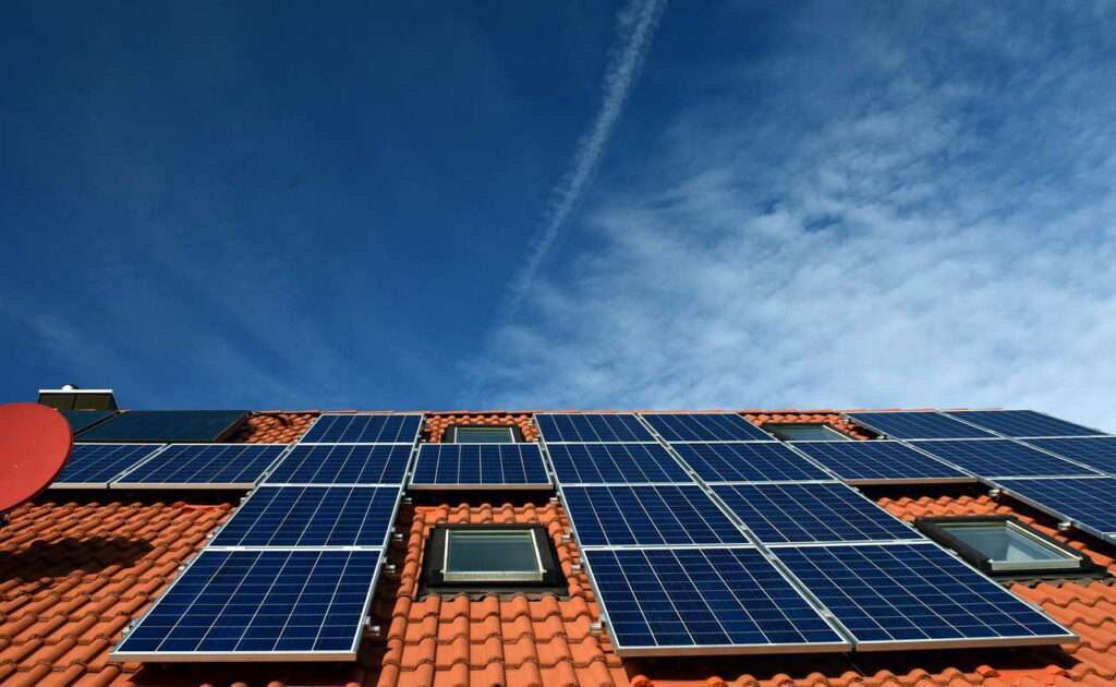 découvrez comment les panneaux photovoltaïques peuvent devenir une source de revenus pour vous. explorez les avantages économiques, les aides financières et les solutions écologiques qui rendent l'investissement dans l'énergie solaire rentable et durable.